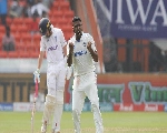 100वां टेस्ट खेल रहे अश्विन ने कुलदीप के हाथों में गेंद देकर जीता दिल (Video)