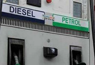 Petrol Diesel Prices: क्रूड ऑइल के भावों में हल्की गिरावट, पेट्रोल डीजल के ताजा भाव जारी