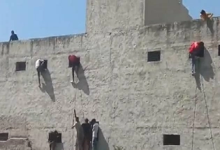 दीवार पर चढ़कर लोग बांट रहे थे पर्चियां, वायरल हुए नकल का वीडियो